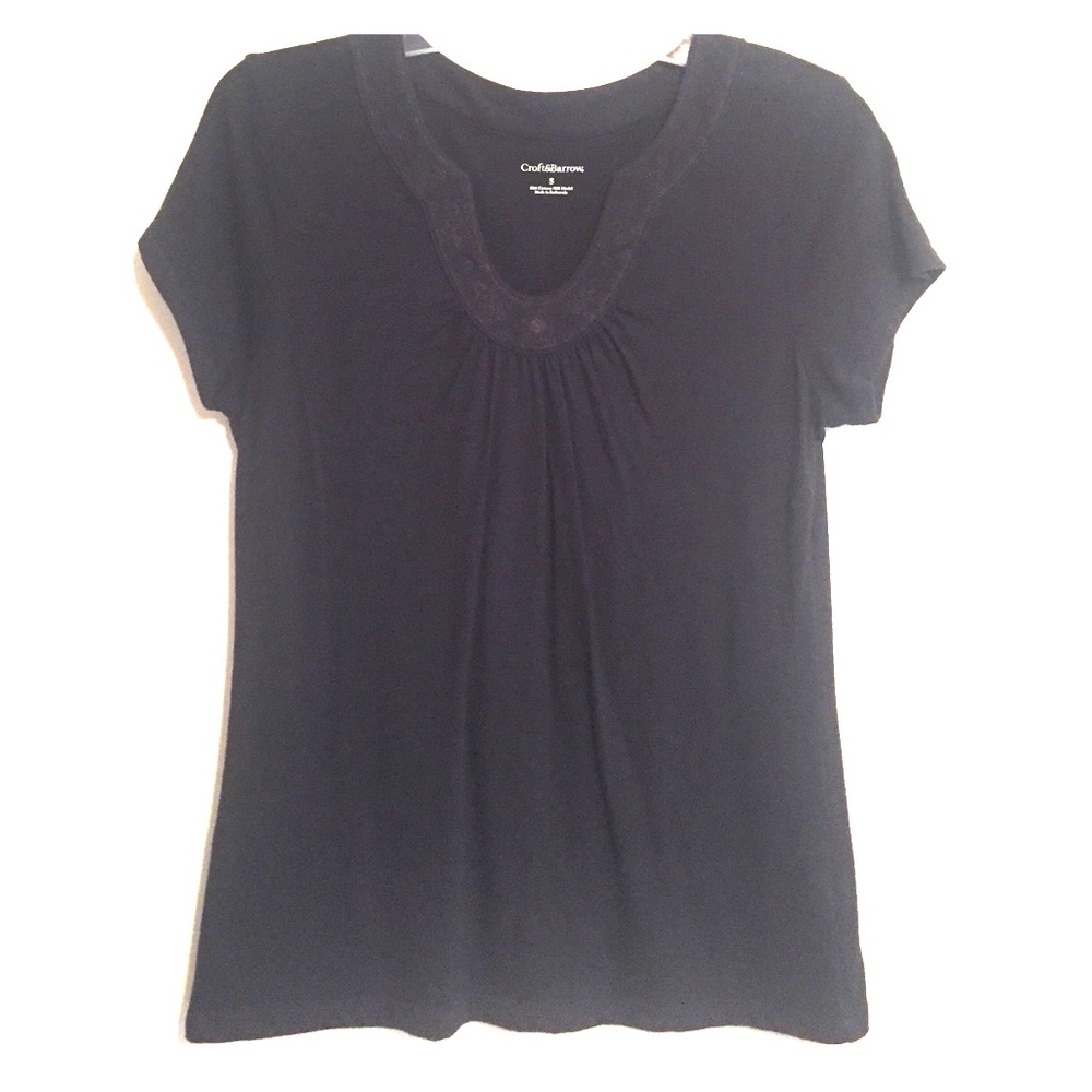 Short sleeved black shirt with embroidery at neck